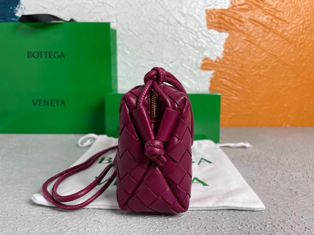 Batch 1160 BOTTEGA VENETA/Bottega 2021 new women's POUCH crossbody bag clutch, lntfecciato woven leather crossbody mini handbag, single internal open pocket, zipper closure, computer embroidered leather shoulder strap can be adjusted in length, model: 9896 Color: cinnabar red Origin: Italy Size: 17*12*8